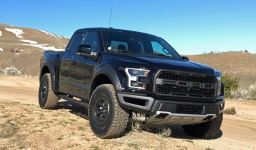 2017-Ford-F150-Raptor-Front-768x450.jpg